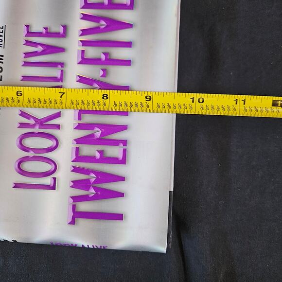 Look Alive Twenty-Five: A Stephanie Plum Novel by Janet Evanovich - Picture 6 of 7